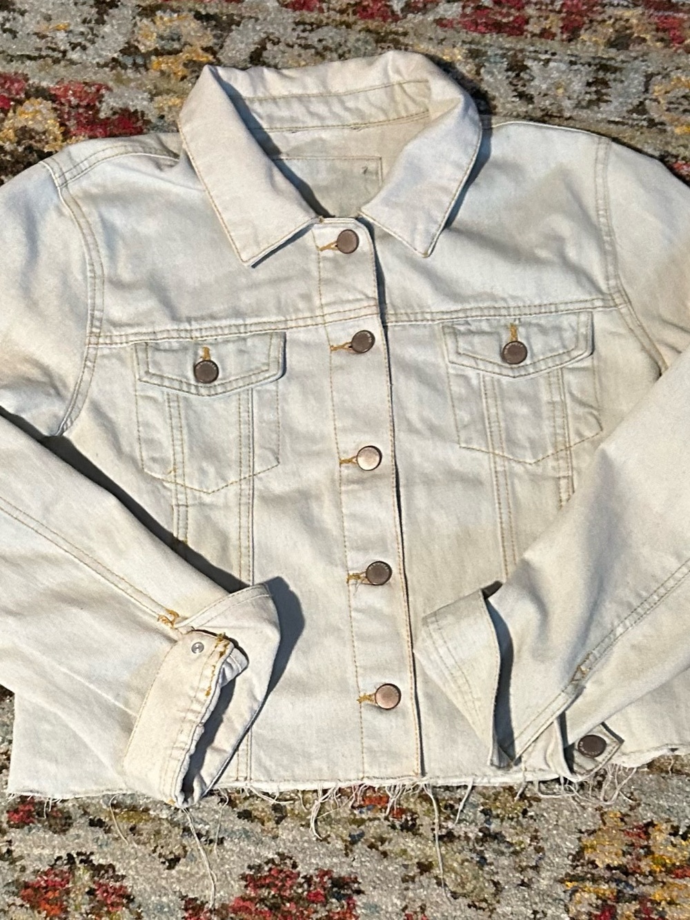 Source Unknown custom Light Wash Denim Jean Jacket with Rhinestone Lip Patch - Picture 5 of 7